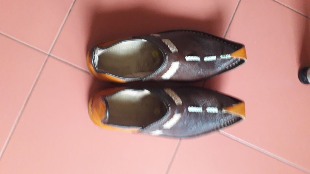 Pantofi indieni.