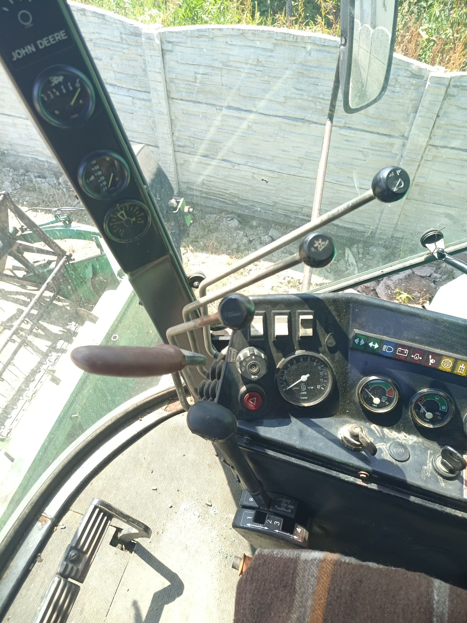 Vând sau schimb combina John Deere
