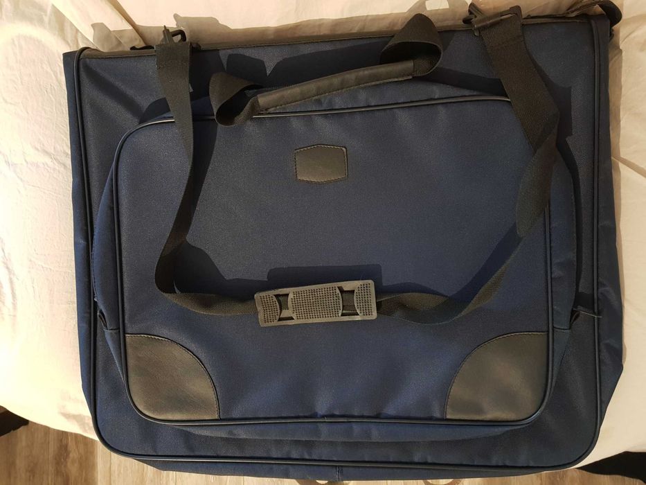 Geanta costum si haine