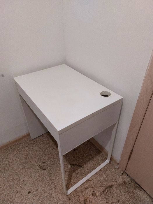 Стол Ikea Mikke ( Икеа Микке ) почти новый