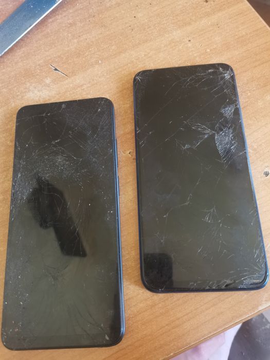 Vand 2 telefoane pentru piese spatele si camerele intacte