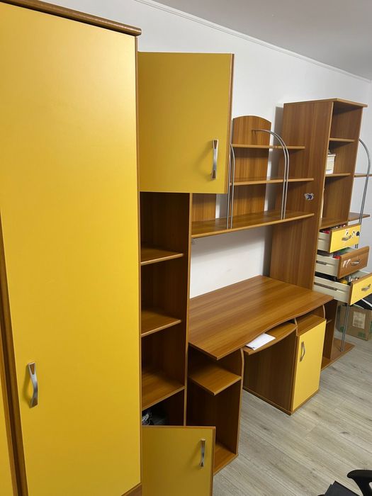 Mobilier tip biblioteca cu birou