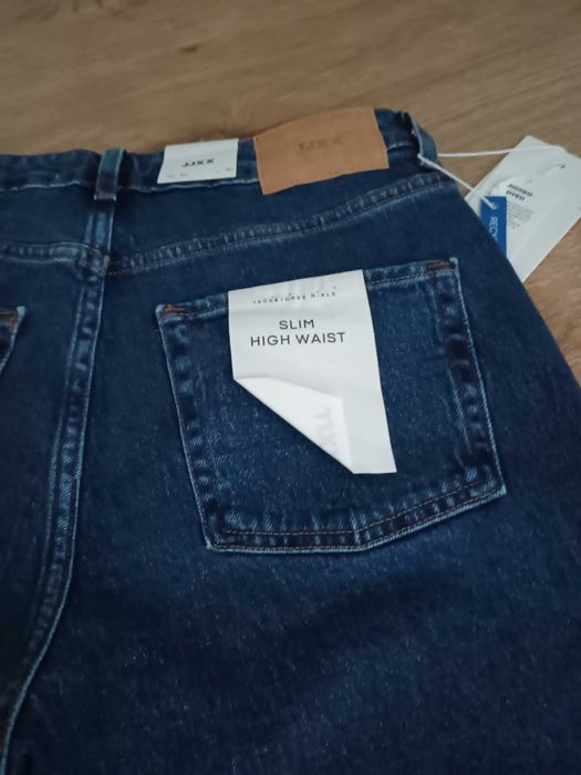 Чисто нови дамски дънки