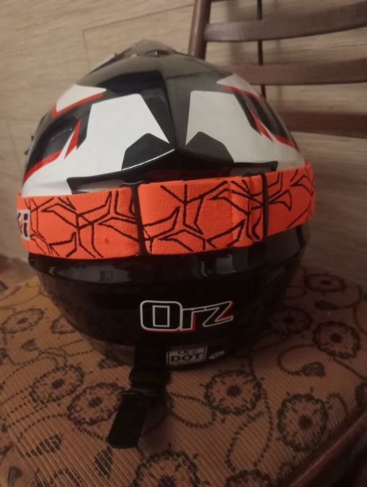 Мото шлем с очками.