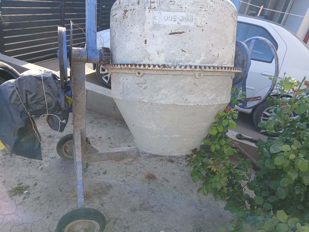 Betoniera in stare buna(capacitate mare,motor de rezerva)