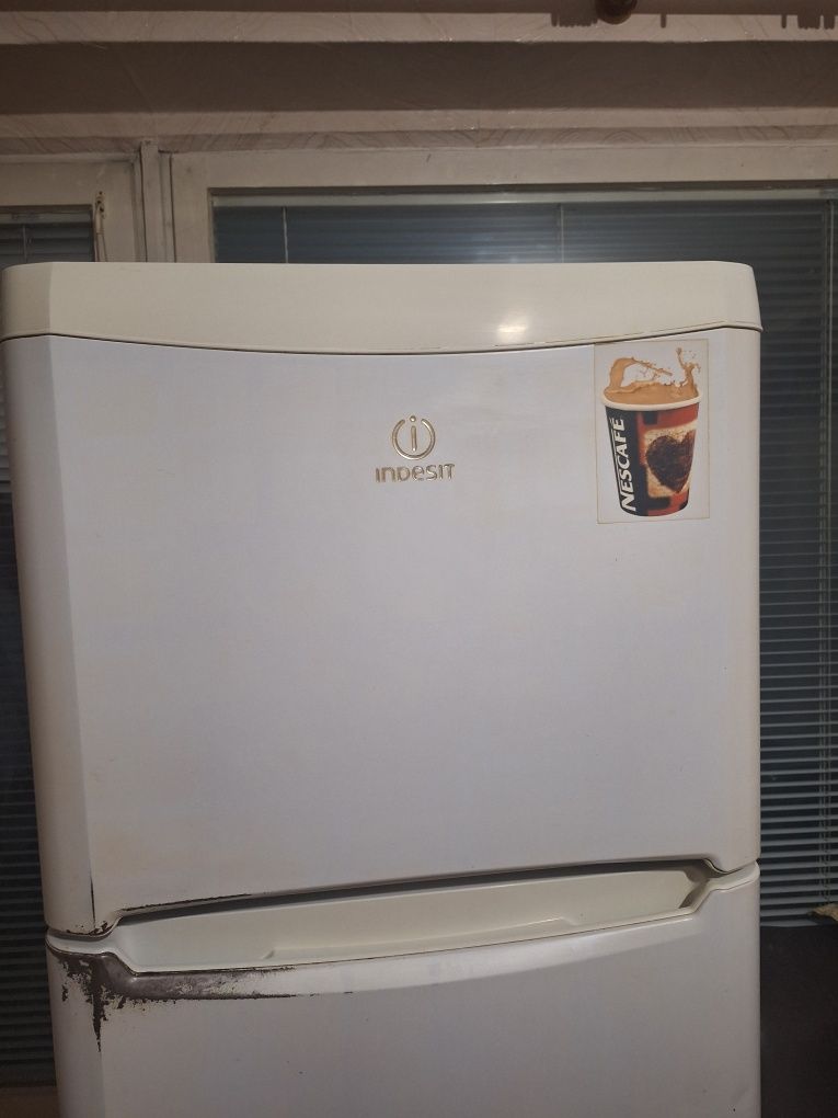 Хладилник с фризер Indesit