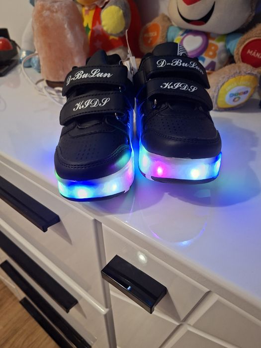 Adidași cu lumini și role