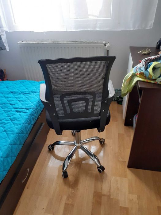 Doua scaune de birou la 350 lei