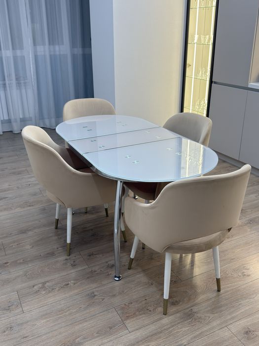 Продам стол раздивжной и стулья