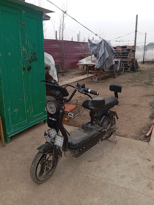 Продажа скутер  вложения по раме и пластика все работает