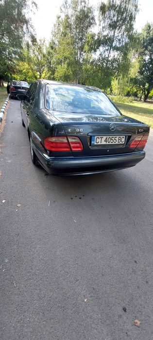 Продавам МЕРЦЕДЕС Е Класа КЛАСИК 2000г