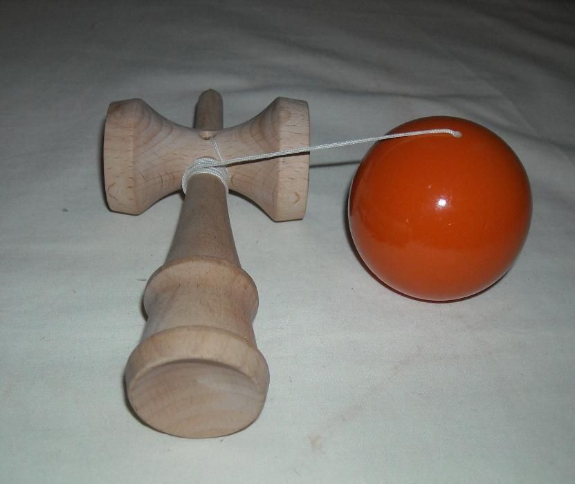 Kendama Noua ORIGINALA portocalie (pentru cunoscatori) Pret Negociabil