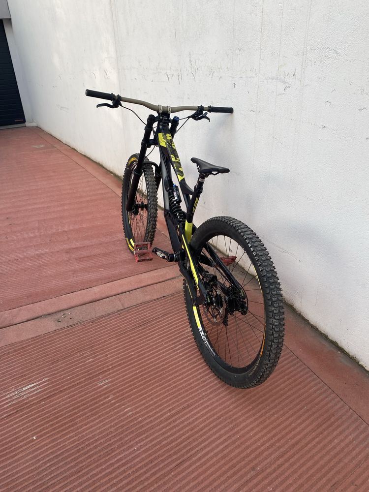 Bicicleta downhill Yt tues 2017