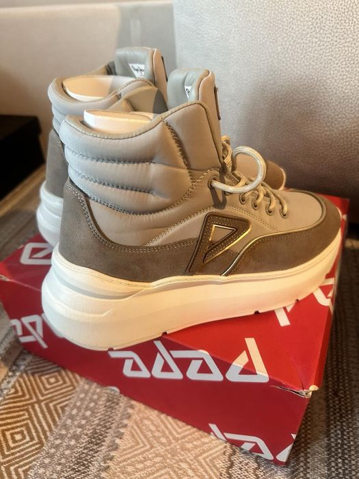 Дамски спортни обувки