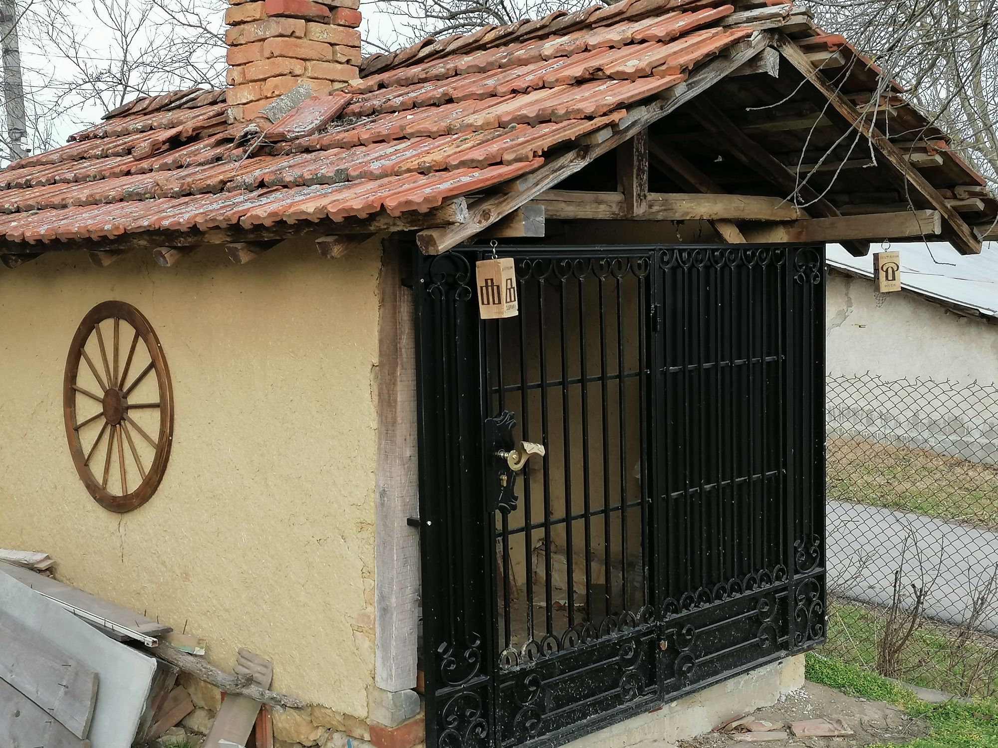 Голяма къща на две улици