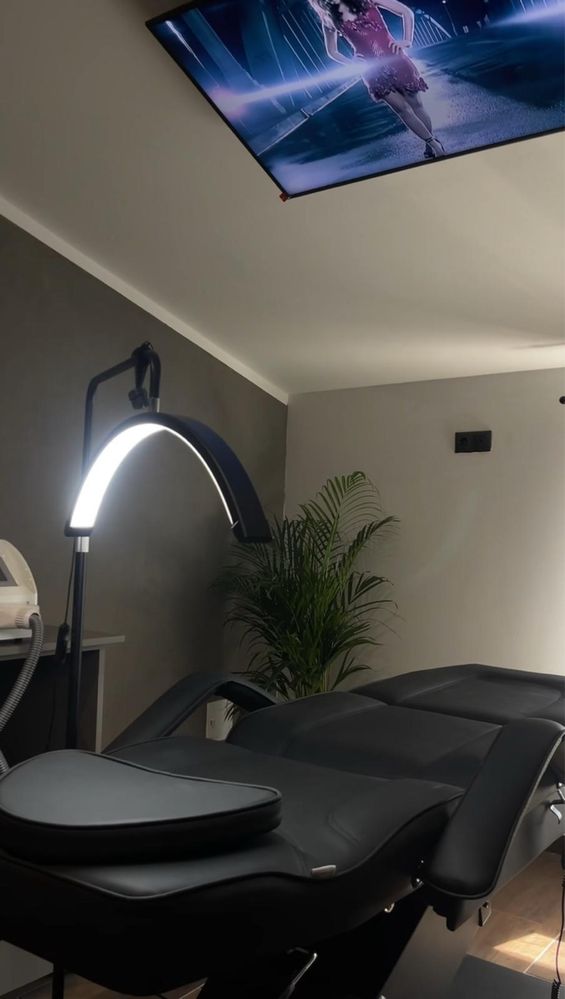 Afacere la cheie Vand spatiu comercial amenajat salon de infrumusetare