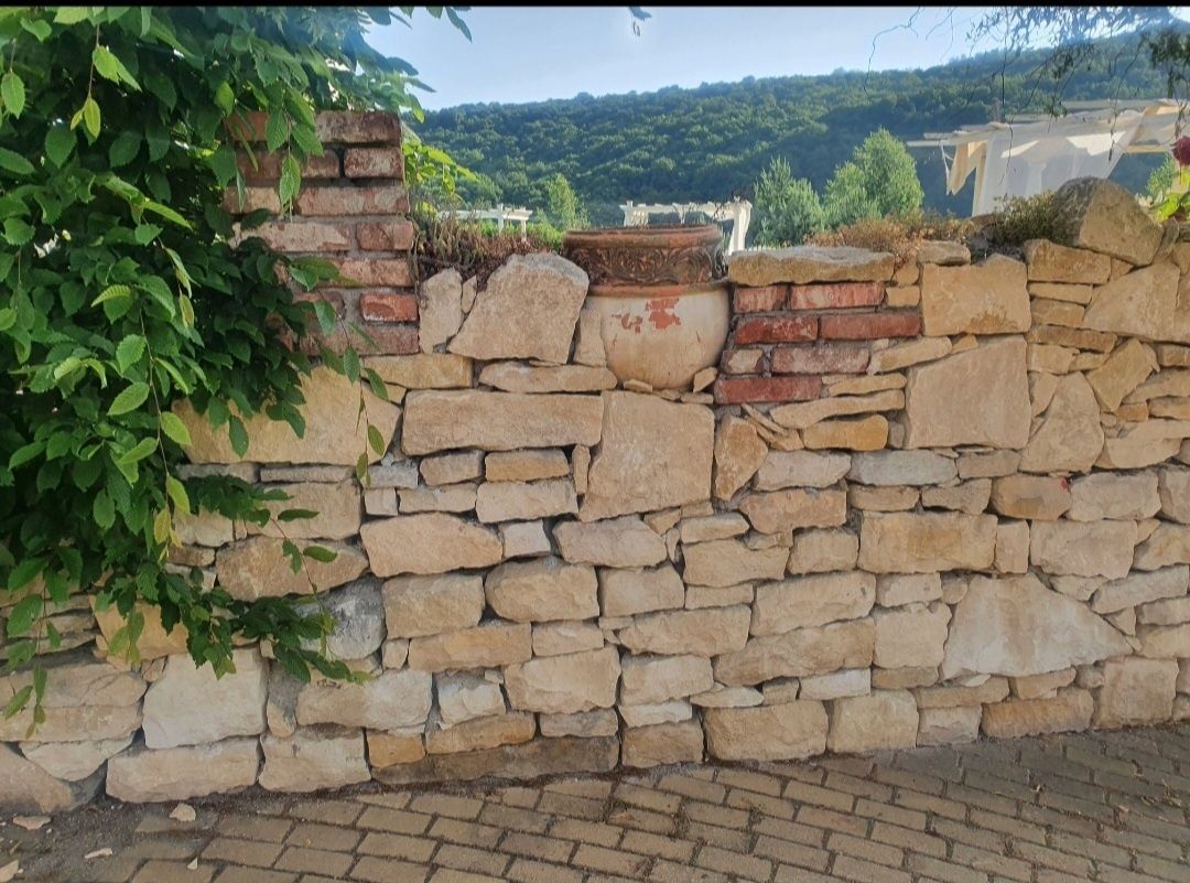 Piatra cioplita  galbena nefasonata gard naturala granit ziderie const