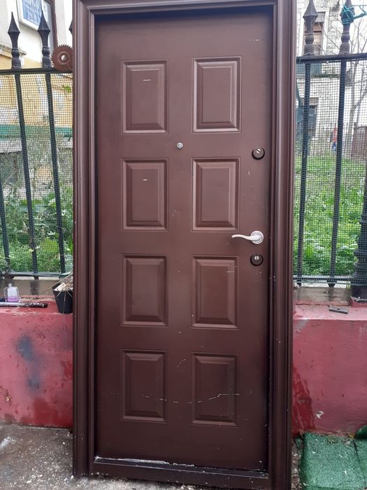 Vând ușă metalică