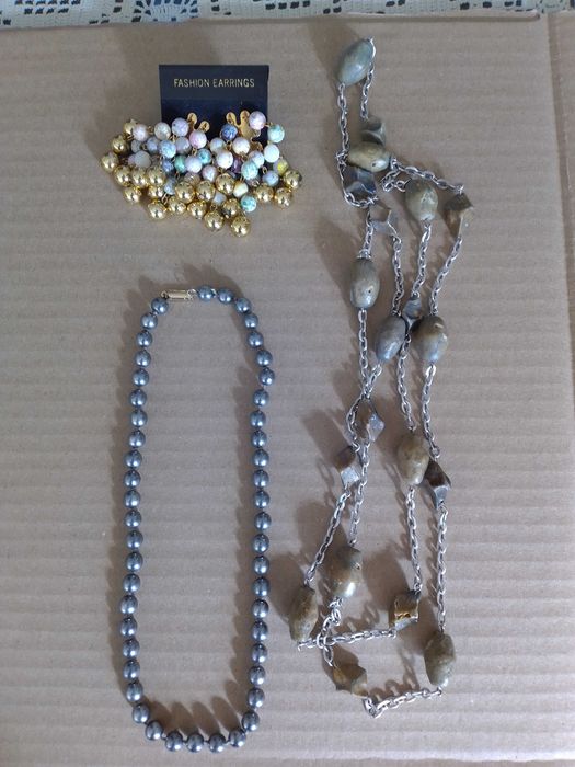 Продават се колиета