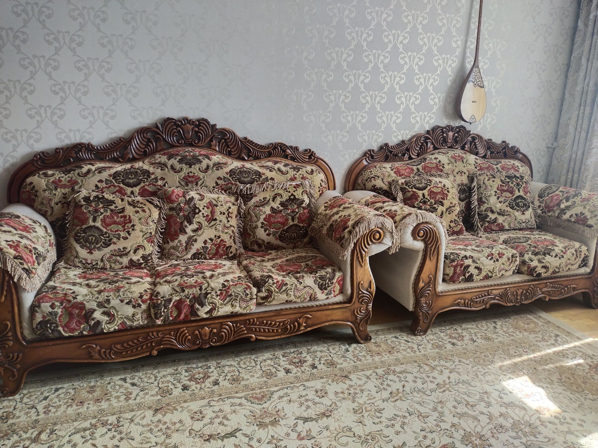 Продам мягкий уголок из чистого дерева 3+2+1