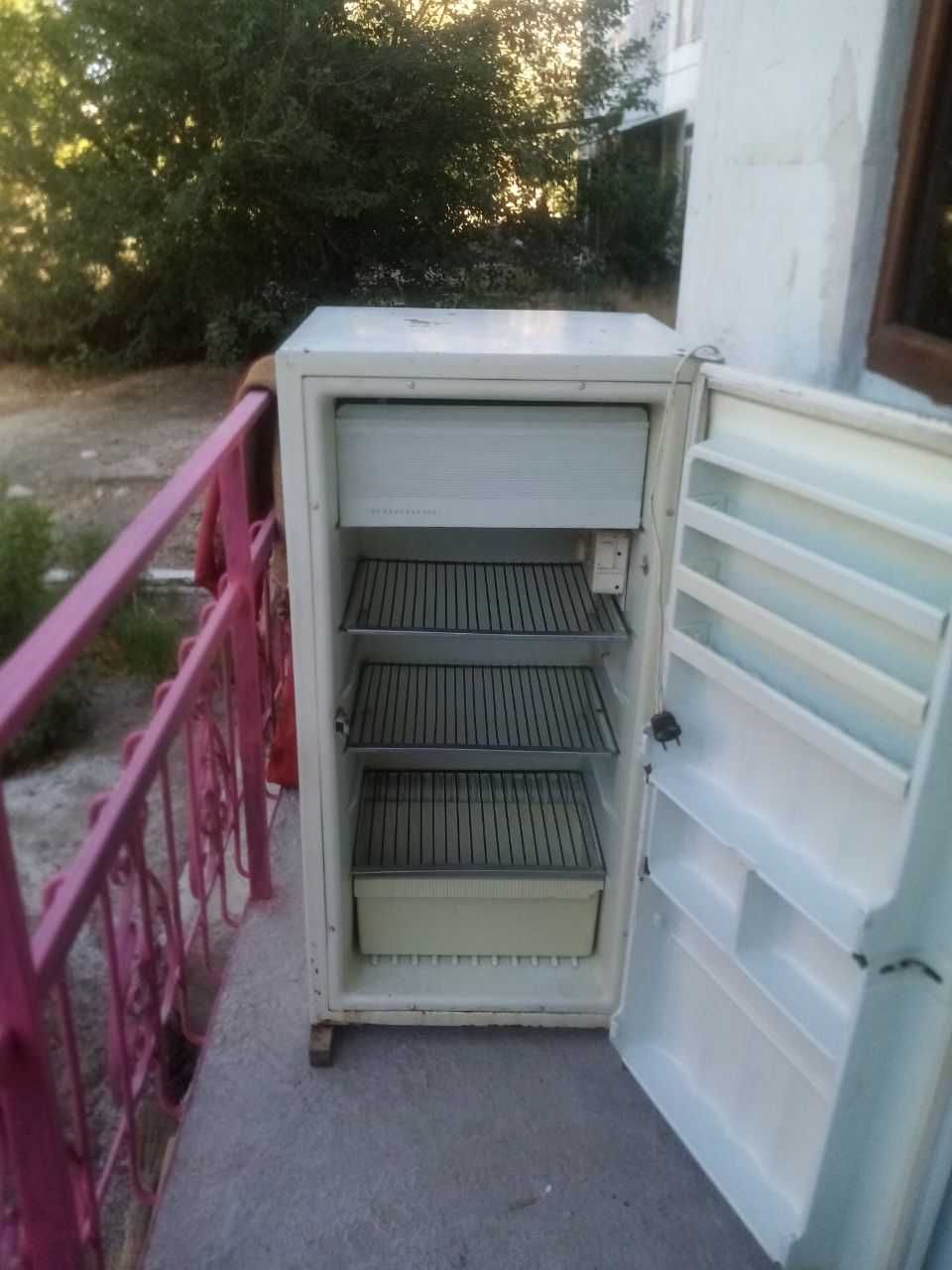 Холодильник продаётся