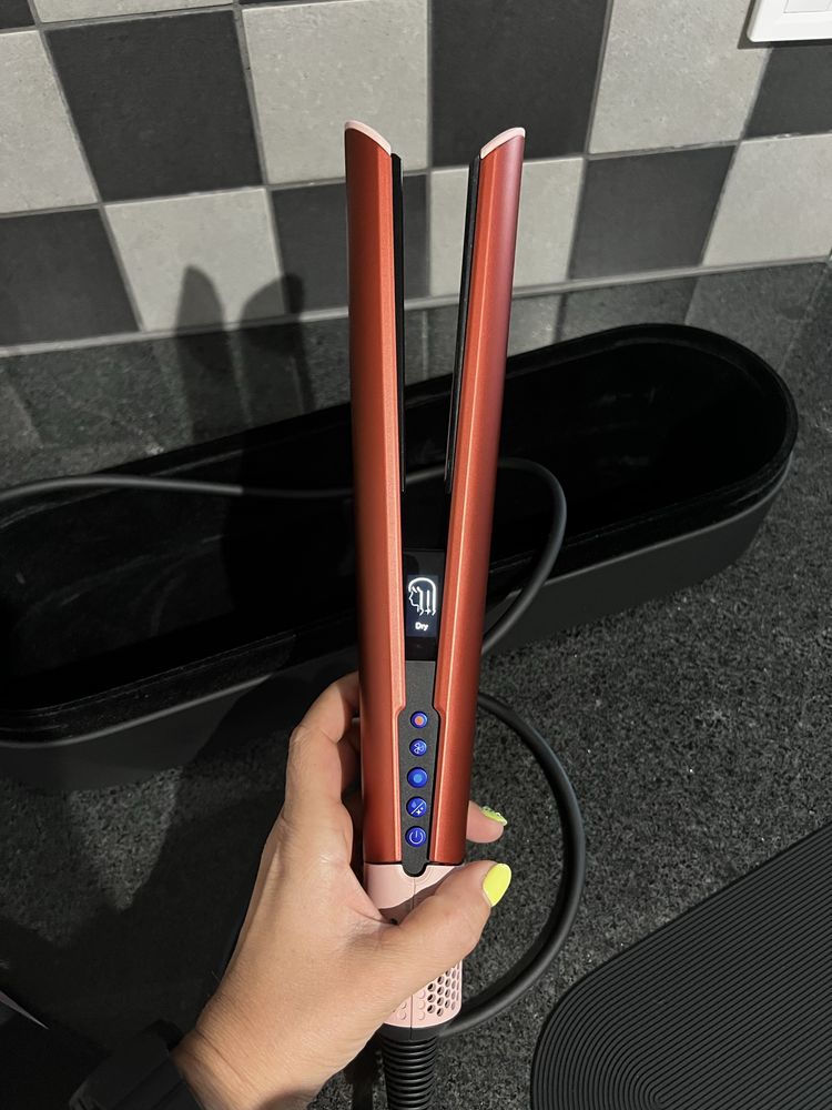 Продавам оригинална Dyson Airstrait (Strawberry Bronze/Blush Pink)