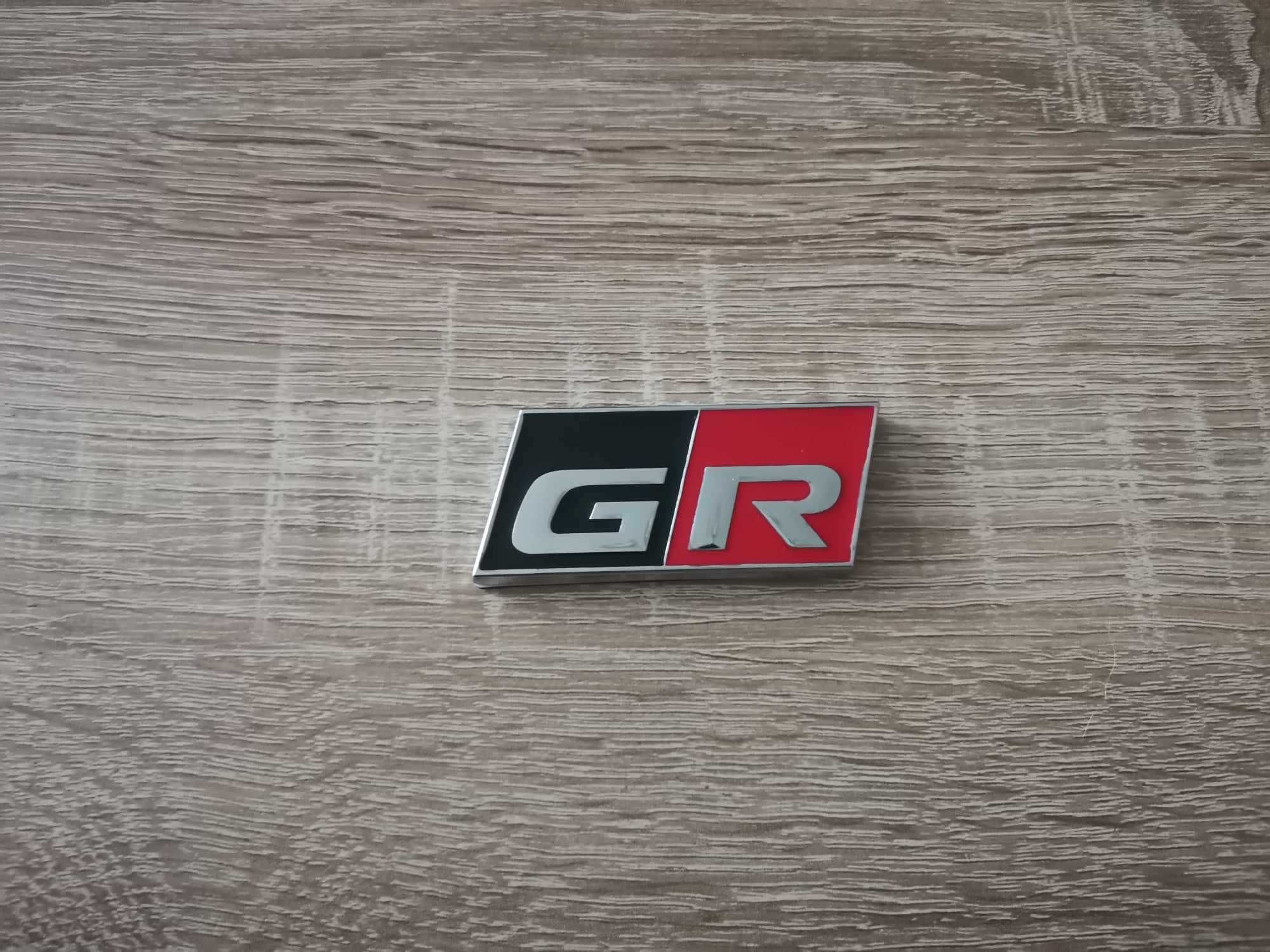 сребристо с червено емблема Тойота/Toyota GR