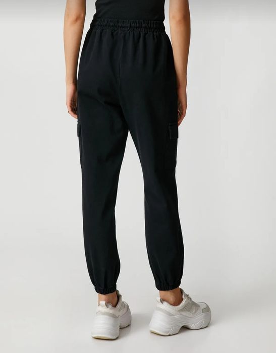 Pantaloni negri cu buzunare marime S