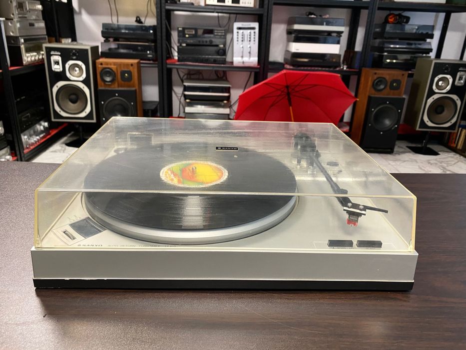 Отличен грамофон Sanyo