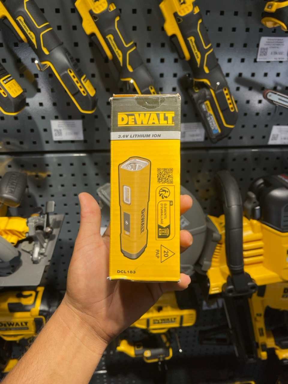 Аккумуляторный фонарь DeWalt DCL183-XJ