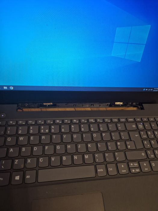 Laptop Lenovo v130