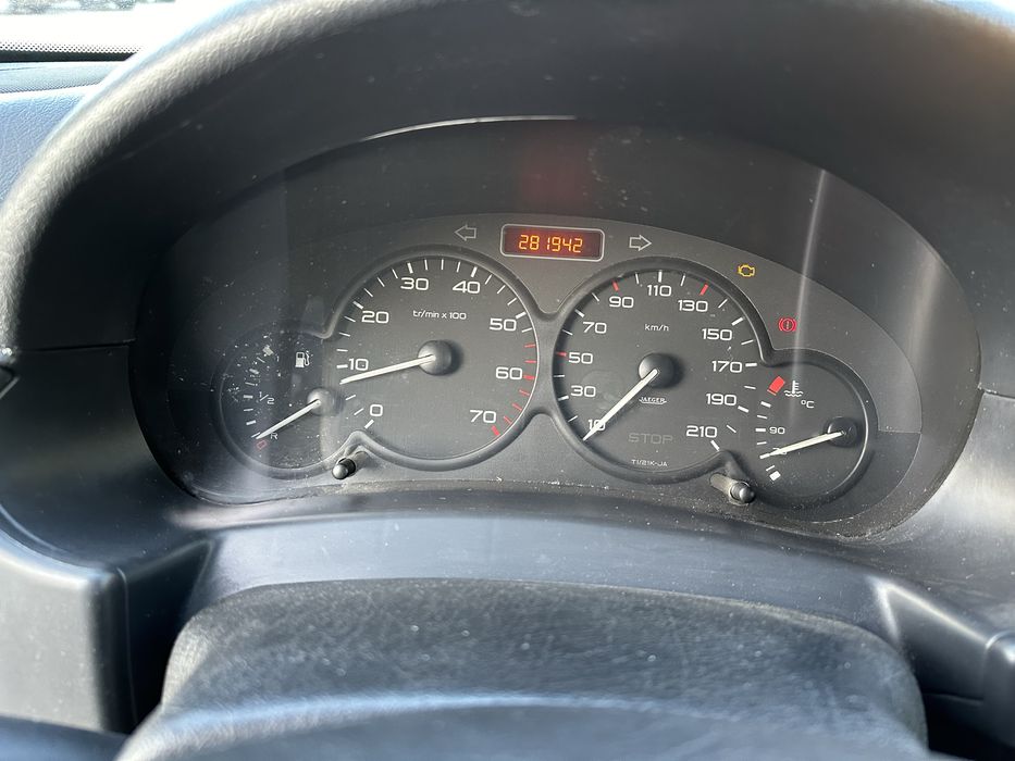 Peugeot Partner 1.6 HDI. Masina are mici probleme conform descrierii.