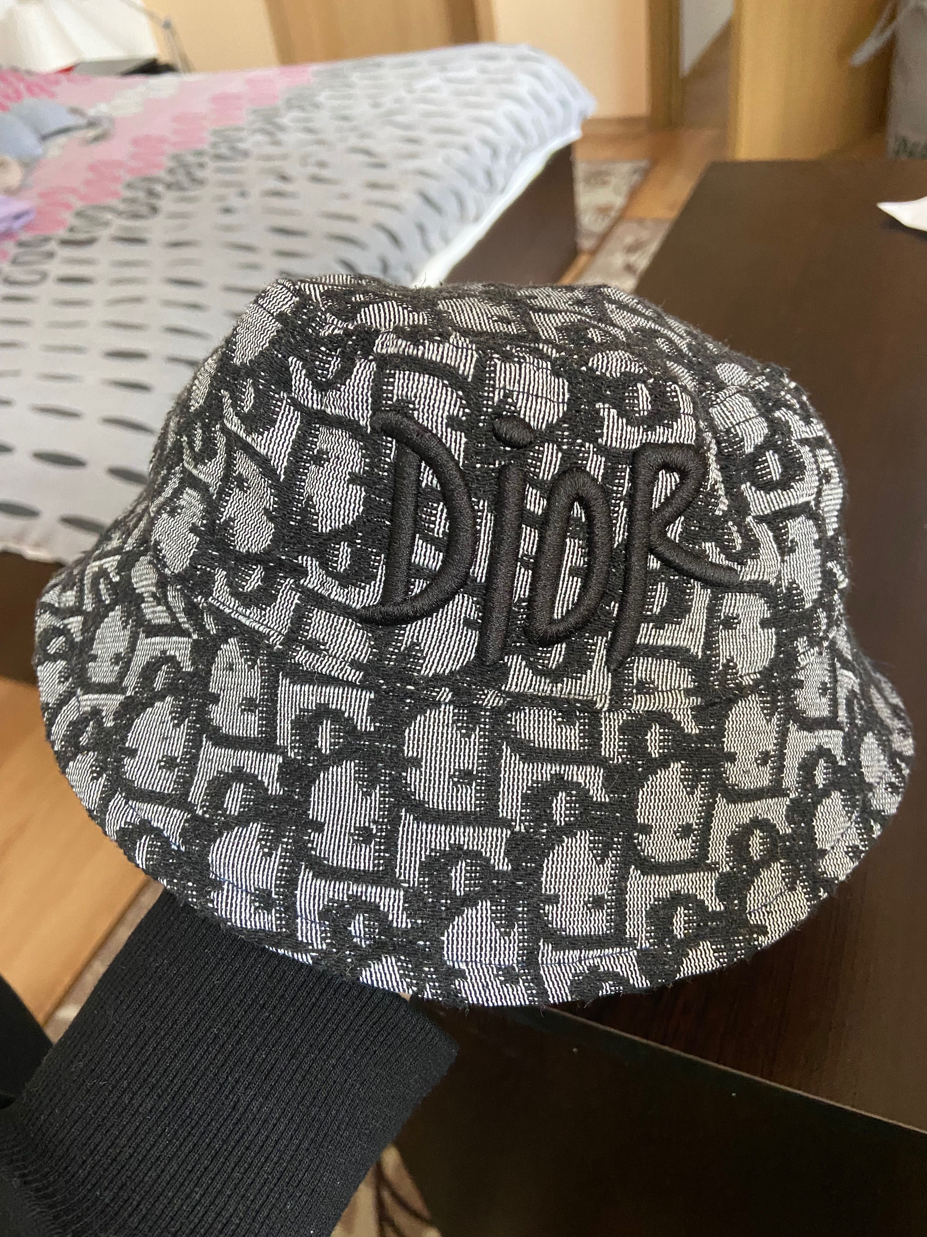 Черна шапка на Диор