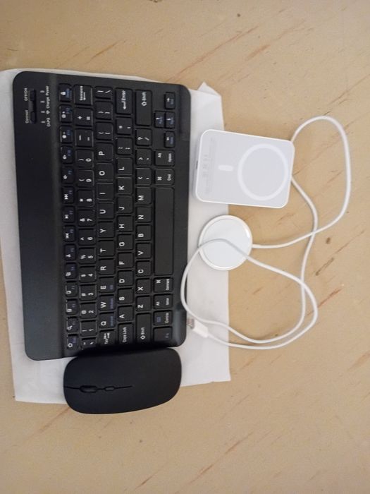 Продам , мышка клавиатура  поур бланк, и зарядка для айфона