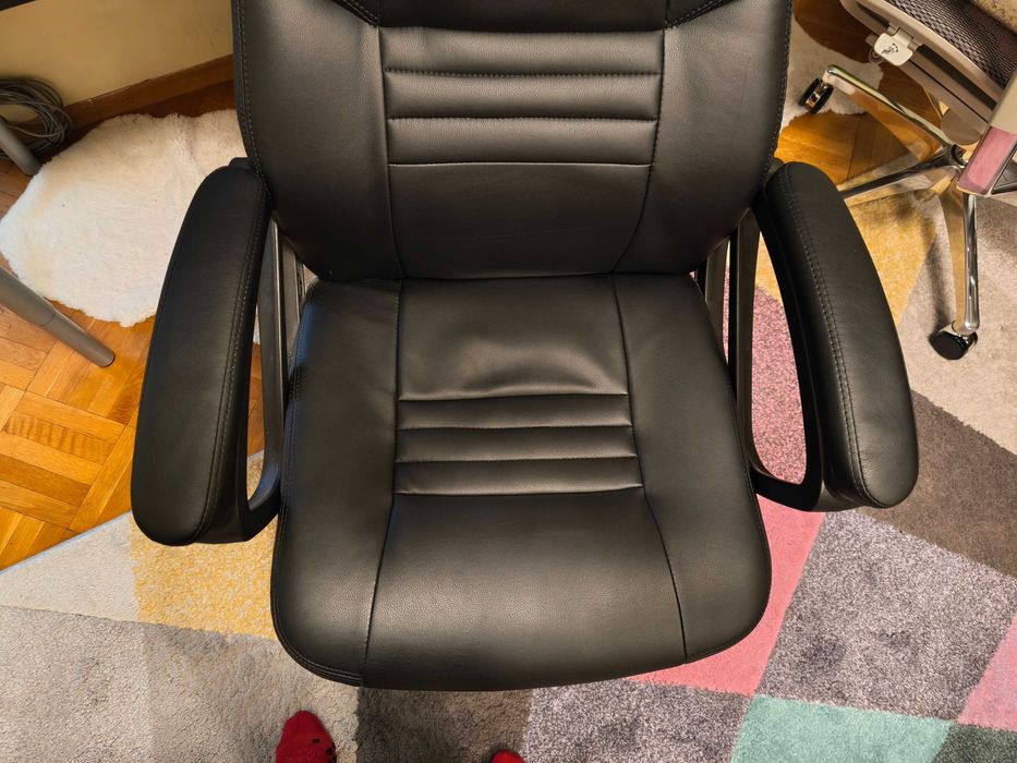 Продавам кожен геймърски стол  AROZZI (черен)