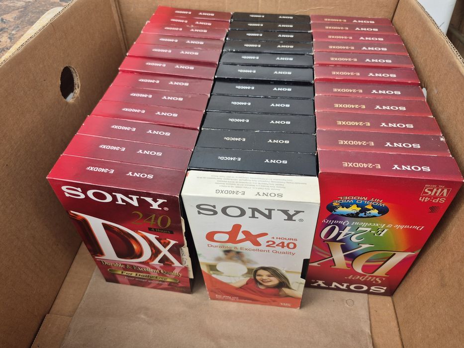 Vând o colecție de 36 casete video VHS originale Sony de 240 minute.