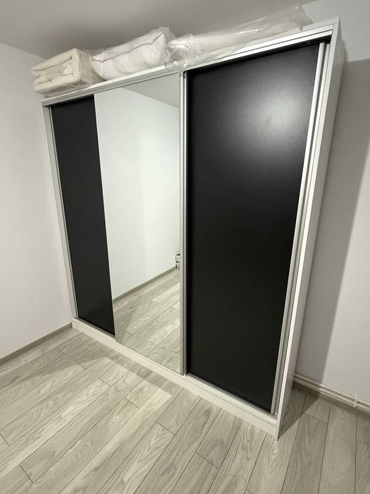Șifonier modern cu uși glisante