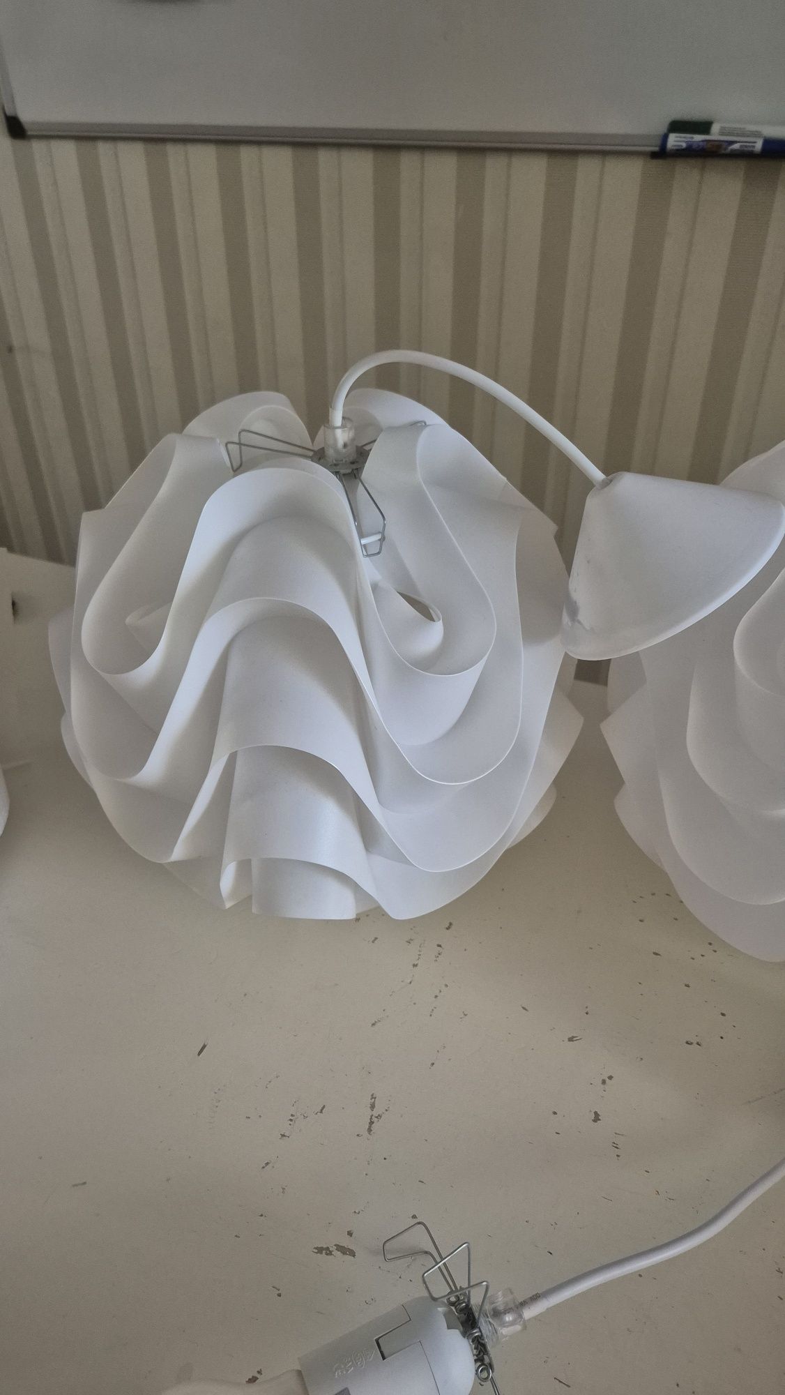 Lustra cu abajur din plastic