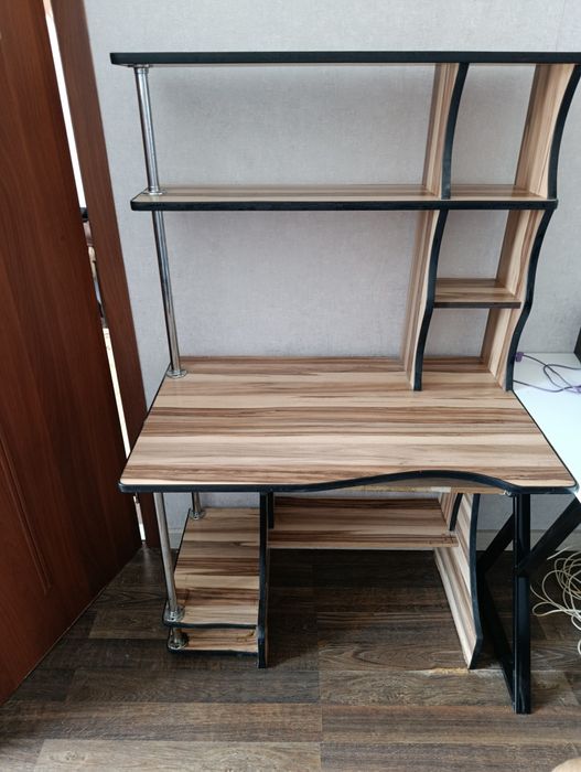 Продам компьютерный стол