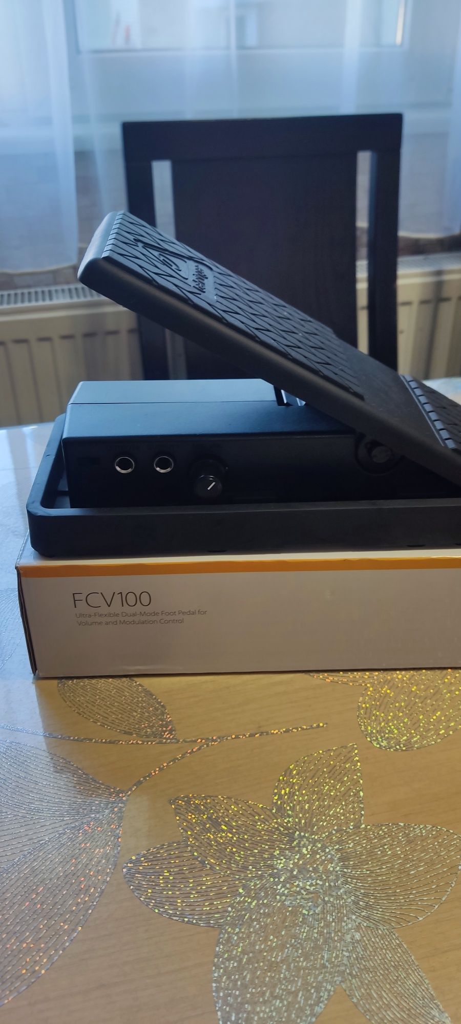 behringer Педал за контрол на звука и модулация FCV100 
TBD