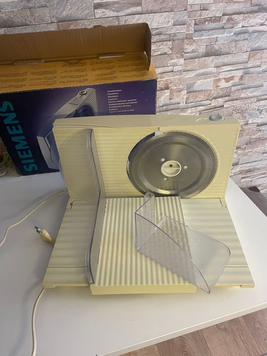 Vand feliator de mezeluri,paine,cozonac,chec