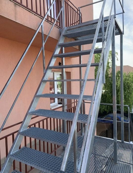 Scara metalica robustă