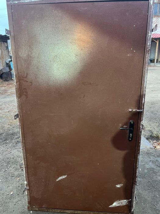 Продам железную входную дверь