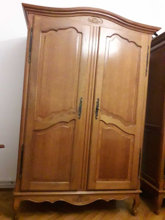 Vand mobila din lemn masiv.