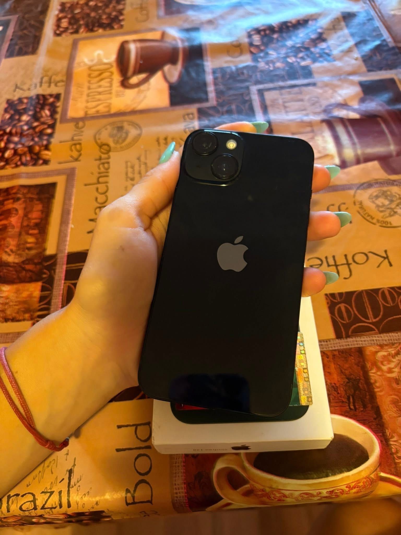 iPhone 14 в комплект с 4 протектора и чисто нов кабел