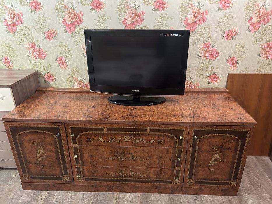 Продам тумбу под телевизор
