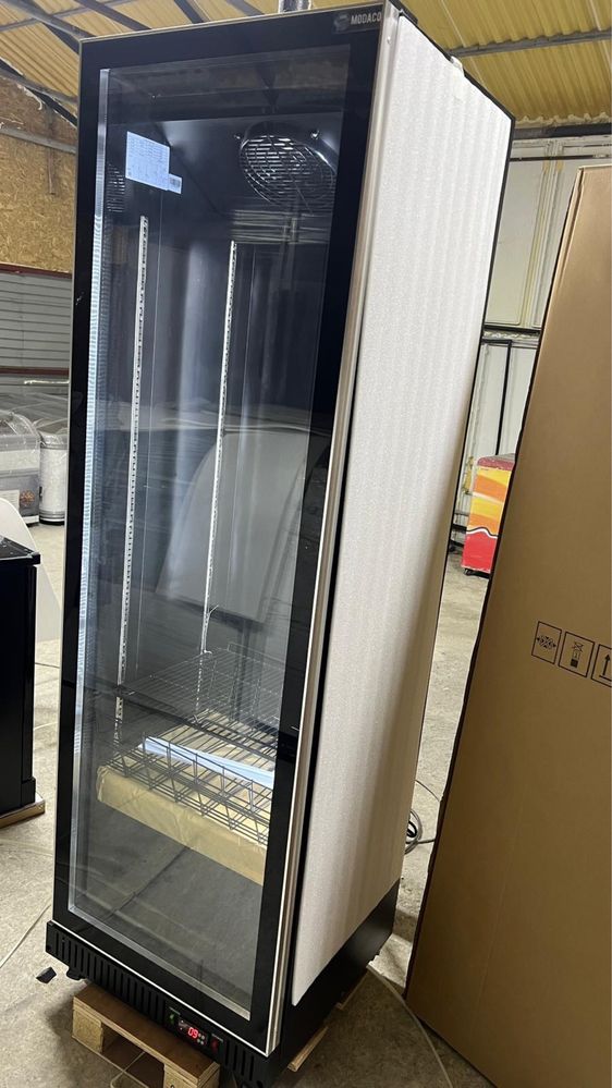 Vitrina frigorifica verticala pentru sucuri cu led