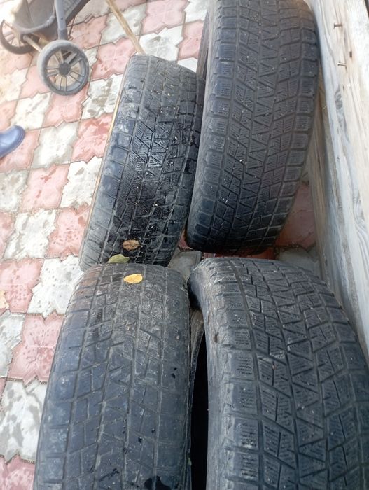 Продам зимние шины в хорошем состояние  britstone