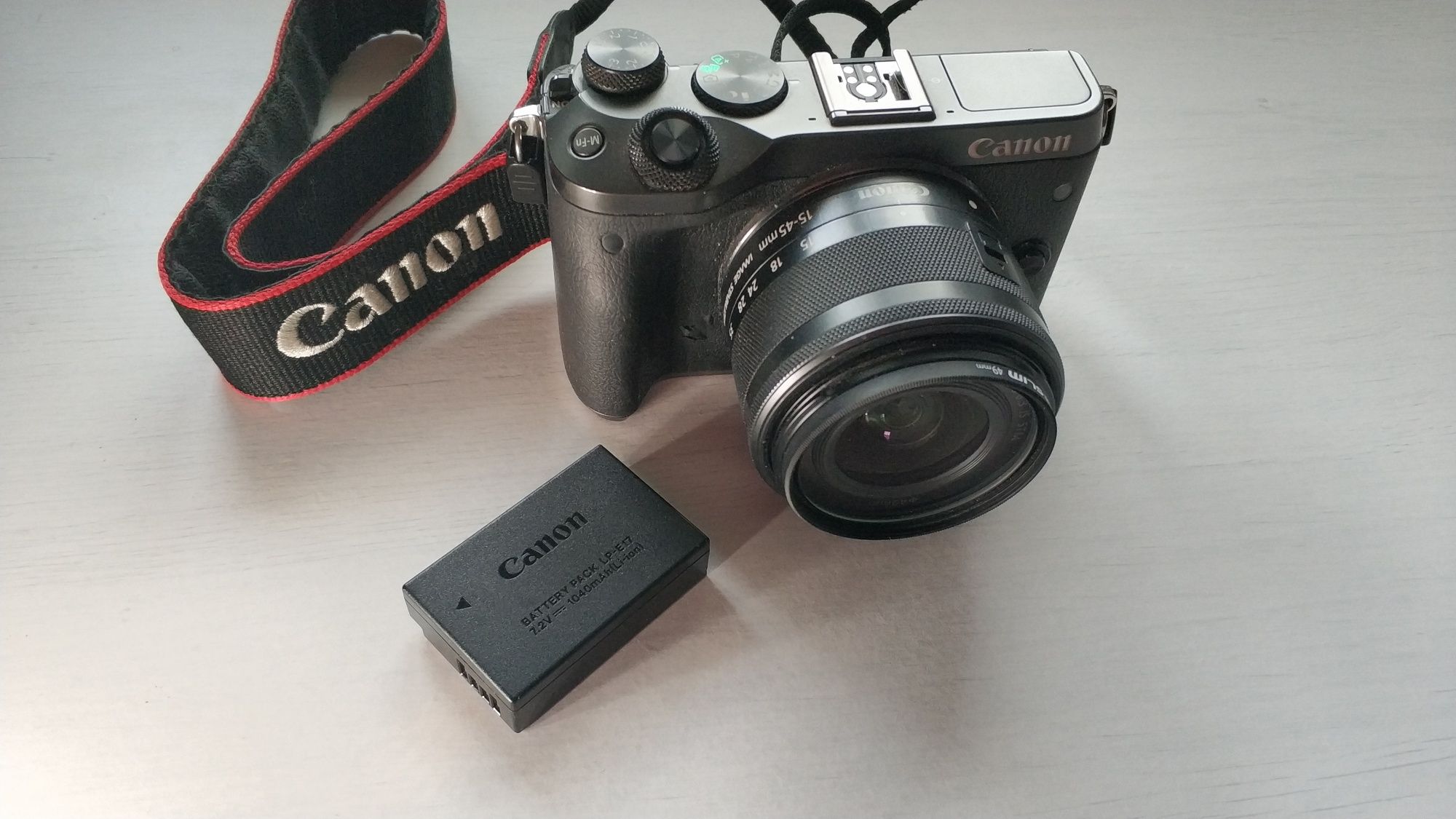 Aparat foto Canon M6 mirrorless