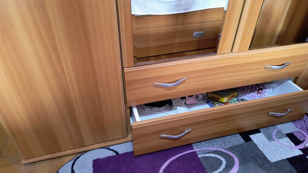 Vând dulap 4 uși cu oglinzi